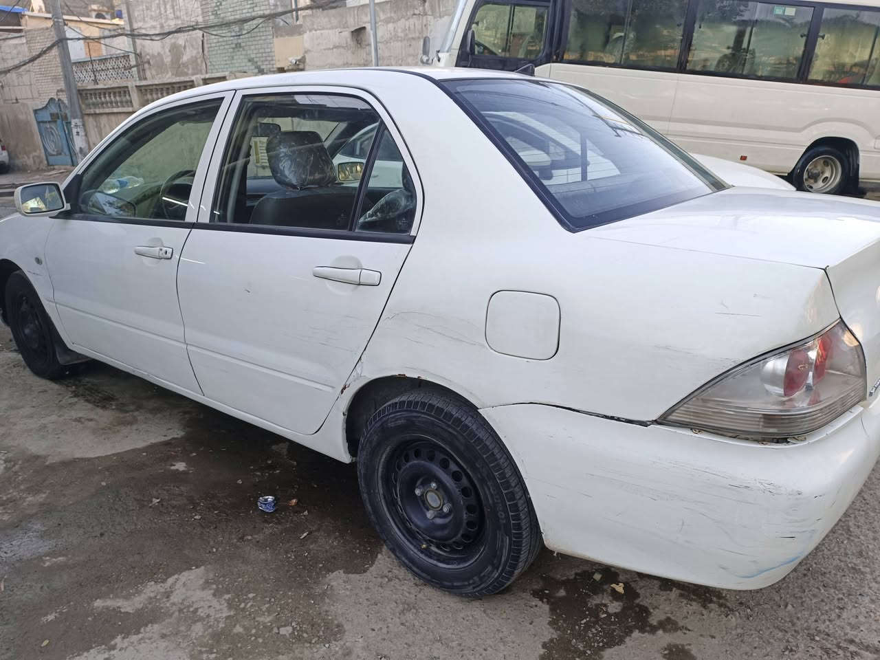 السلام عليكم لانسر موديل ١٠ شركة عامة بيها اكثر من قطعة صبغ ابيع احزام وضربة بالجاملغ لخلفي سنوية بسمي 
عنواني بغداد الحرية دور نواب الضباط 
للاتصال *********** السعر ٧٨ وبيها مجال
