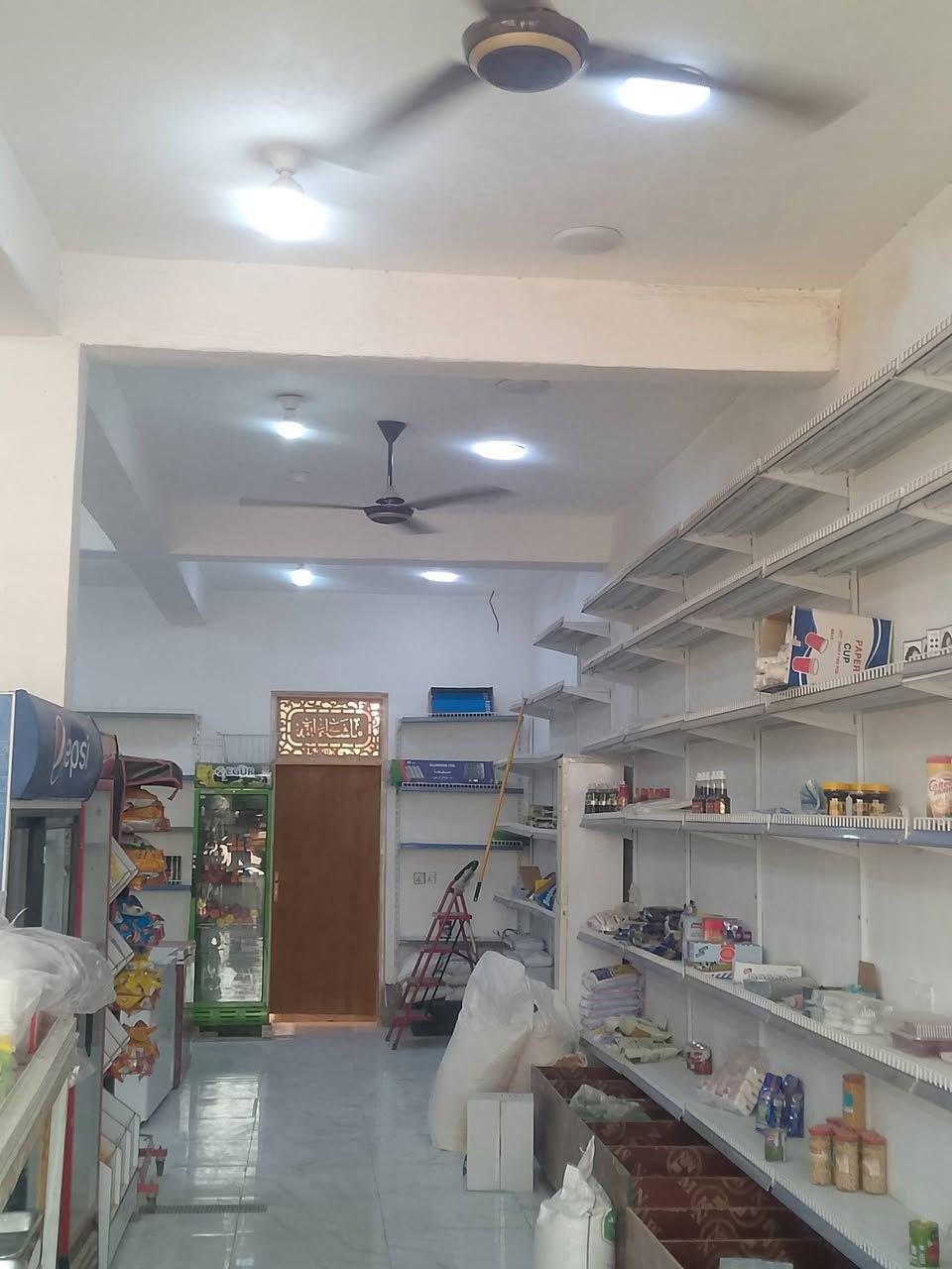 سلام عليكم عيوني مشتمل للبيع في حي رشيد جبله مساحه ١٦٠متريحتوعله قرفه ومطبخ وحمام منور هول محل سواق ومخضر سبالت كبار مبردات كبار وسعر ٩٠وبي مجال ***********
