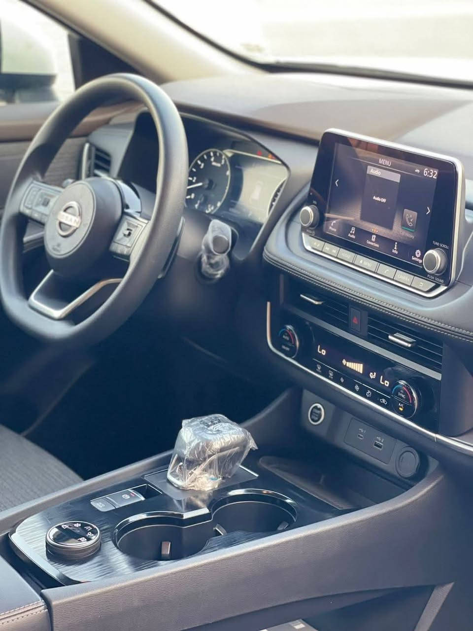 نيسان روج  مواصفات sv
الموديل /2023 ترقيم اربيل الدولي 
اللون /ابيض باسمي تحويل مباشر
محرك /3/1.5توربو 201حصانا 
السياره ماشية ٤١ الف ميل
السياره فول مواصفات عدا البانورما
تشغيل عن بعد بصمه تشغيل وابواب   كير ماوس لايت زينون حساسات جانبي 
حساسات خلفي  (تحديد مسار) ردار جانبي (نقطة عمياء) 
رادار خلفي (ااتحذير من الاصطدام) 
هاند بريك بصمه اوتو هولد 
اوتو ستارات 
شاشه ايباد ويل كروم 
تبريد لمس كشن سايق كهربائيّ 
تحكمات ستيرن كامره خلفيه
فور ويل AWD مدخل USP 
السيارة بعد بيها مواصفات صور الحادث موجودة 
السعر ١٨٠ ورقة وبيها حگ الجية  او اتصال ***********
