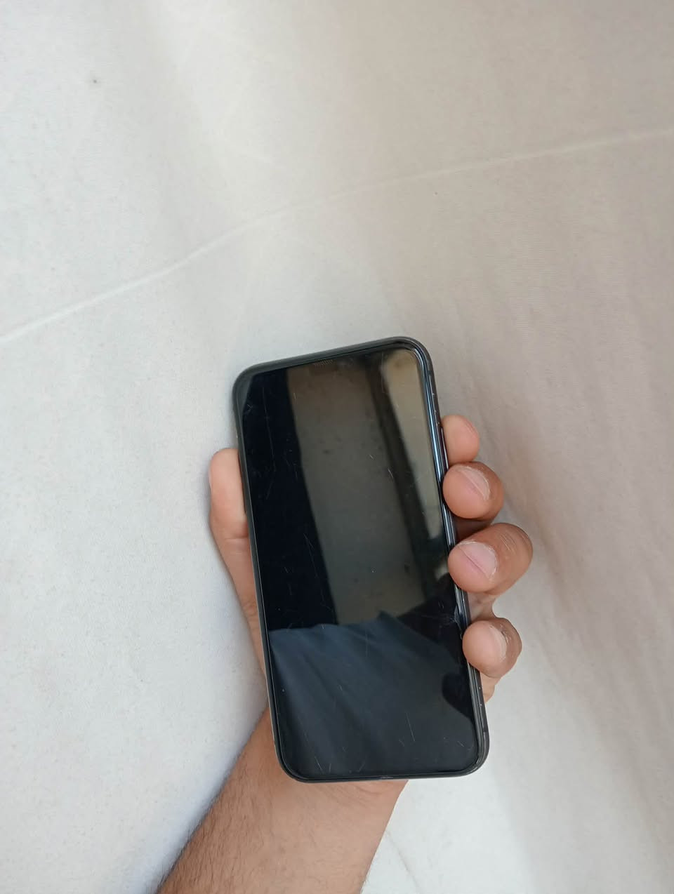 السلام عليكم آيفون 11  للبيع او مراوس  الجهاز نظيف كلش شخط مابي الجهاز كله بلادي بس البطاريه أني بدلتها بيدي من سليمانيه الأصلية 100 …كله شغال وعالفحص فيس آيدي شغال والبصمه بلاديه تخبل وكامراته جدا حلوه وحطيتلكم الصور الماخذها بي …جهاز أستعمال شخصي ….مكاني الأنبار فلوجه..السعر حلو 250…***********
