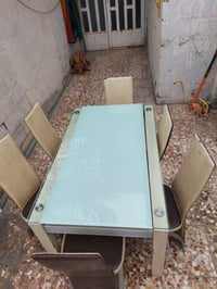 ميز طعام • ست كراسي • نظيف