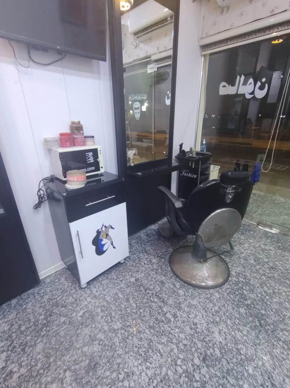 السلام عليكم اغراض صالون للبيع
كراسي عدد 2 
قنفات عدد 5 
قاطعه ورف بنفس الوقت العدد 1
ميز مرايه مثل مموضح بالصوره العدد 3
جهاز بخار العدد 1 
راسلني خاص او وتساب 
***********
