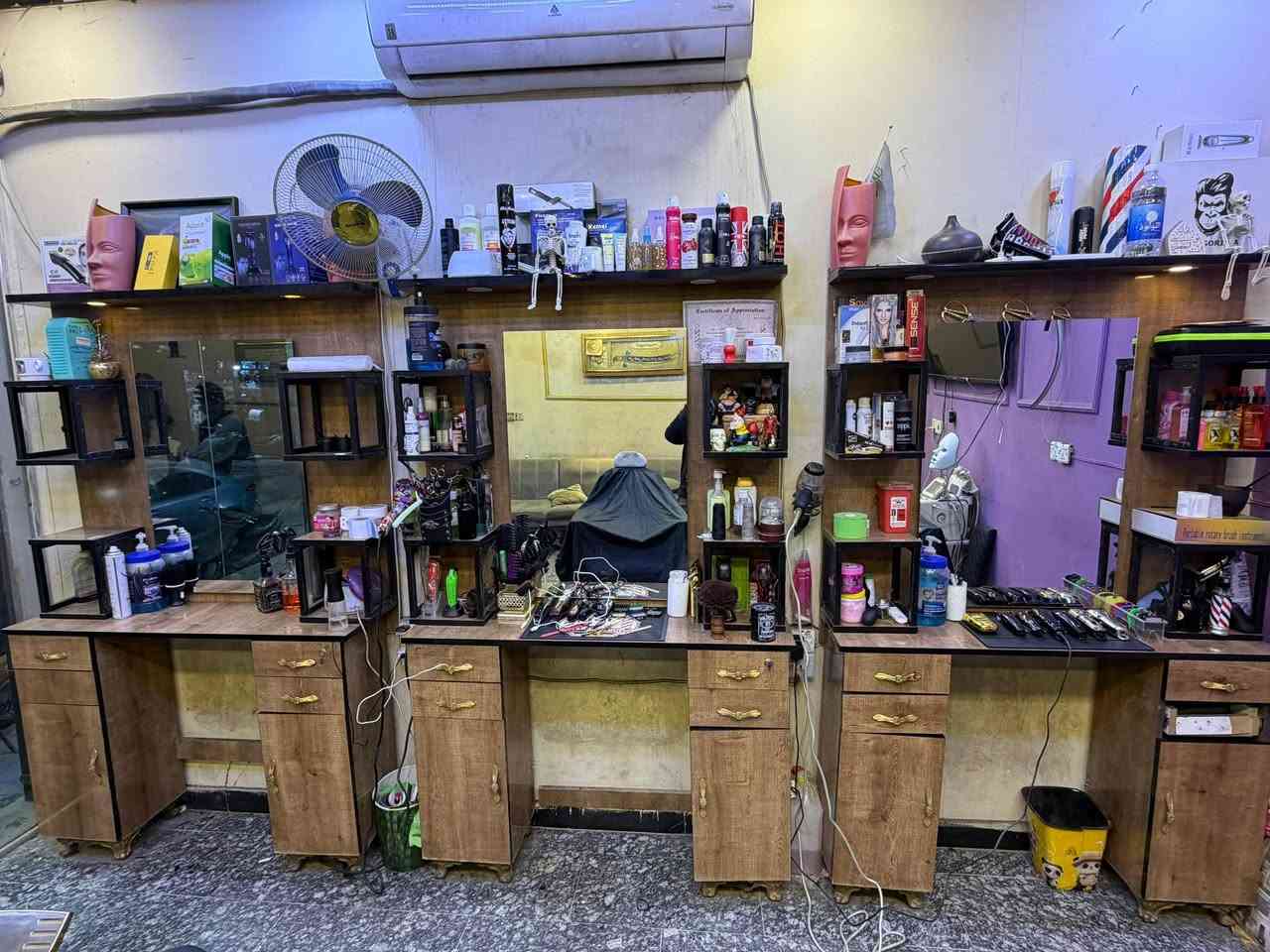 سلام عليكم👋
ميوزه حلاقه عدد 3 للبيع مثل ما واضح كدامكم نضيفات ومرتبات كل ميز  يتكون من قطعتين منفصلات ميز بوفيا + مرايا البوفيه تحتوي على كومديات 2 و4 جرارات
والقطعه الثانيه مرايا + ٤ بوكسات 
السعر 500 الف
التواصل على الخاص او 
واتساب***********
