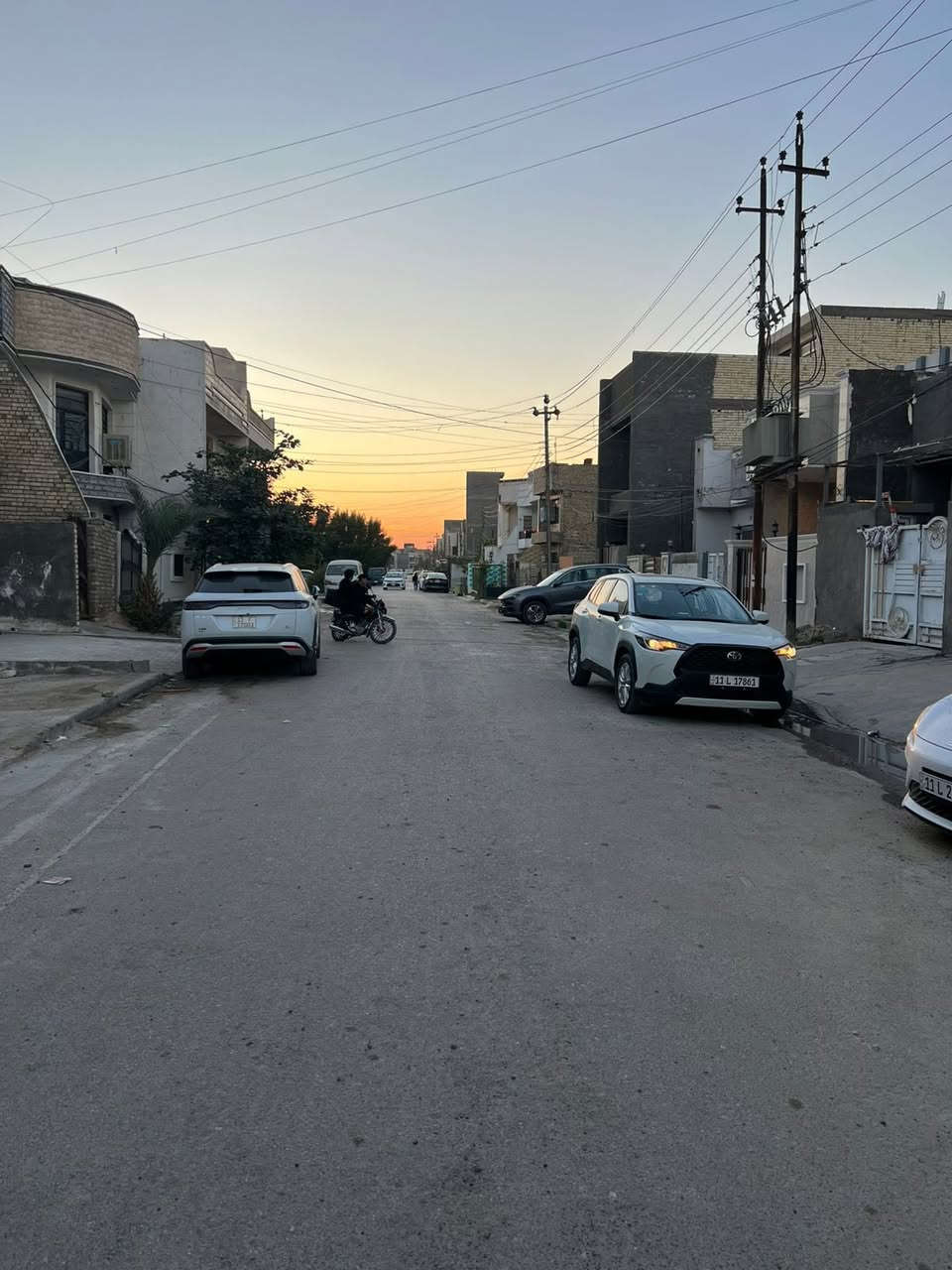 السلام عليكم 

دار للبيع في حي الجهاد منطقه الأساتذة قريب من اربع شوارع 🔥

الدار يحتوي على 3طوابق 
تسليم مفتاح كأمل شهر واحد فقط ان شاء الله 

مساحه 120متر🏡

(واجهه6متر  20 متر ) 

الطابق الاول يحتوي على/كراج /صاله /مطبخ و مطبخ حار / هول داخلي كبير / شلال داخلي/ غرف نوم /  صحيات/ مناور خلفي 

الطابق  الثاني يحتوي على/ غرف نوم عدد(. 3. ) وصحيات عدد(. 2. ) مفصوله 

الطابق الثالث  يحتوي على/ غرف نوم كبيرة/ مطبخ صحيات/ سطح امامي 
واجهه بورسلين إسباني 
ارضيه مرمر 
سيراميك المطبخ  وحمامات الواح هندي

السعر 375 مليون قابل للتفاوض.

للاستفسار الاتصال *********** مكتب الشهم للعقار 📞📞🏡
