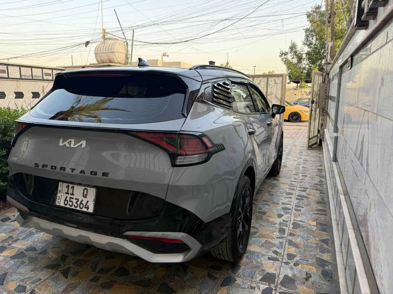 كيا سبورتج 2023 رقم بغداد
فول مواصفات للأخير حجم المحرك2400
 لون إسمنتي (سموك) حادثها بنيد سطحي
بيها طخطخات بصفحة اليسار ومصبوغه ع كدهن والسونار موجود للتوضيح ترايها حلو سياره جديده مابيها نقص السعر 160$ بيها مجال
مكاني بغداد الامين *********** بغداد, العراق
