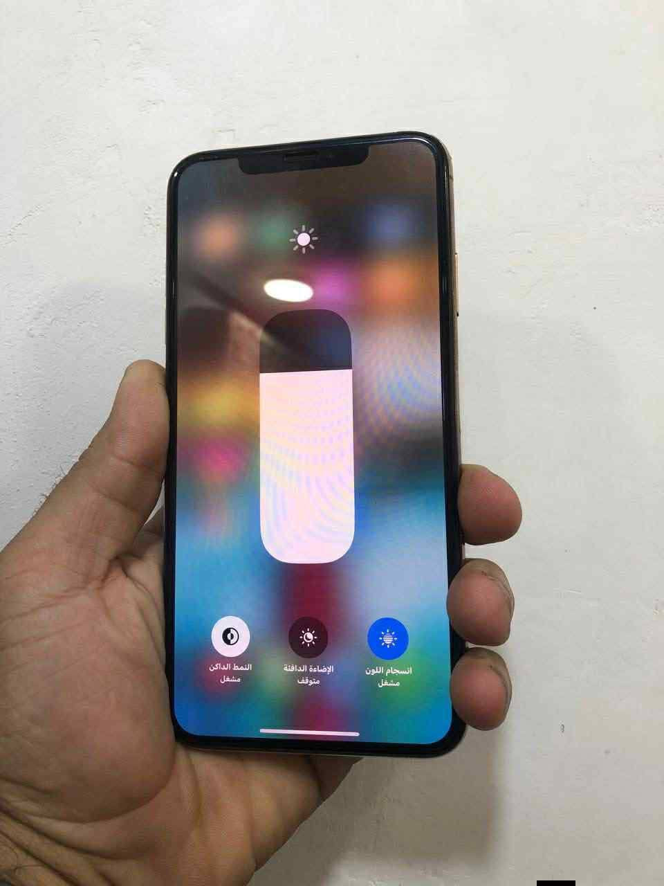 سلام عليكم عندي ايفون xماكس الذاكرة ٦٤ البطارية ٨١ الجهاز مامفتوح بس الضهر مفطور  البيع ١٧٠ المكان بغداد تقاطع العامرية ***********
