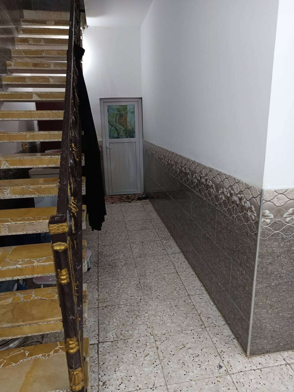 السلام عليكم الدار للبيع العنوان أبي غرق حي الحسين المساحه 125م قرب اسواق العائله او قرب مدرسة حسن شحاته يحتوي الدار على استقبال ومطبخ وهول وغرفتين نوم مع صحيات داخلية وخارجية للاستفسار الاتصال على الرقم ***********
