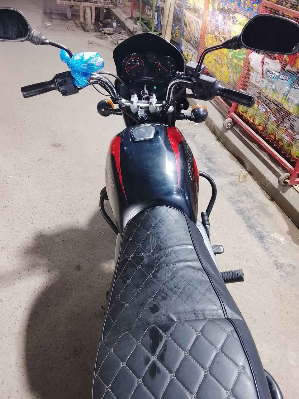 سلام عليكم..

دراجة بوكسر موديل 23.مسجلة بل سنوية 22
دراجة نضيفة عليهة ادامة زوج تايرات 
وزنجبل وكلجات وبريك امامي وخلفي جديد 
زيهة زنون h4 الدراجة مجفتة مرة وحدة قبل 3اشهر 
كلة شركة وبعدهة بل ضمان وصل الضمان موجود لنو ضمانهة 6اشهر 
نقص بس قمجي سرعة بل مطر عتقد زنجر هيج شي 
السعر المطلوب 2250مليونين وربع.....وبيهة مجال للشراي 
العنوان بغداد 
***********
