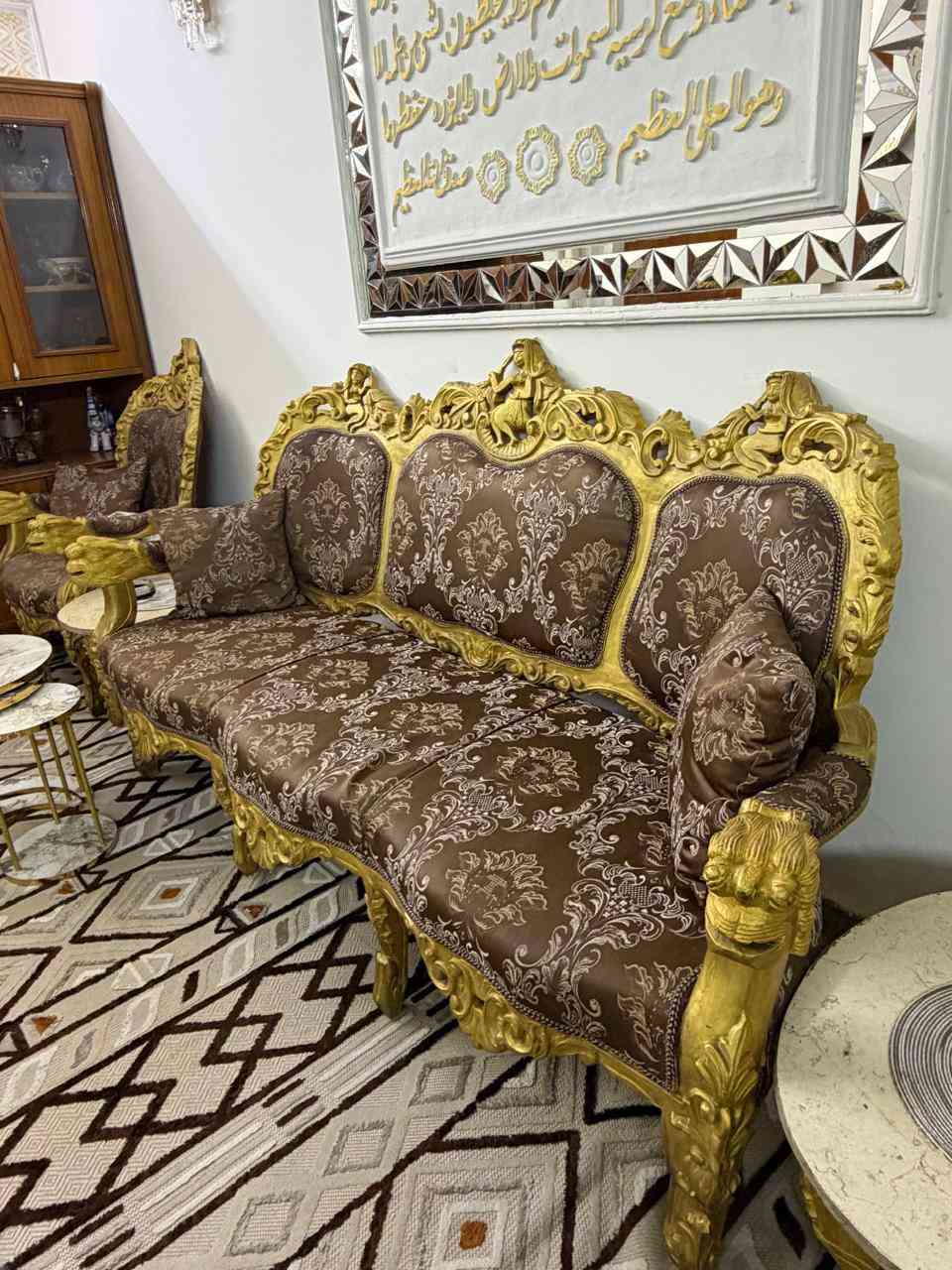 تخم قنفات ١٠مقاعد +٥طبلات مرمر .نظيف جدا نوع الخشب زان السعر٦٠٠ للأستفسار.خاص او اتصال.
***********
