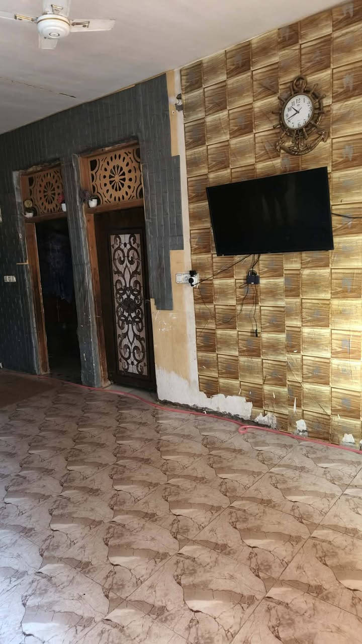 دار لبيع مساحه 210 حي الحكيم بشارع السكن قرب مجسر الحولي 
بناء بلوك يتكون من غرفتين وهول عكاده واستقبال ومطبخ سندويج.   طابو زراعي 25 ومرقم من بلديه 
للاستفسار ***********
السعر 25وقابل لتفاوض
