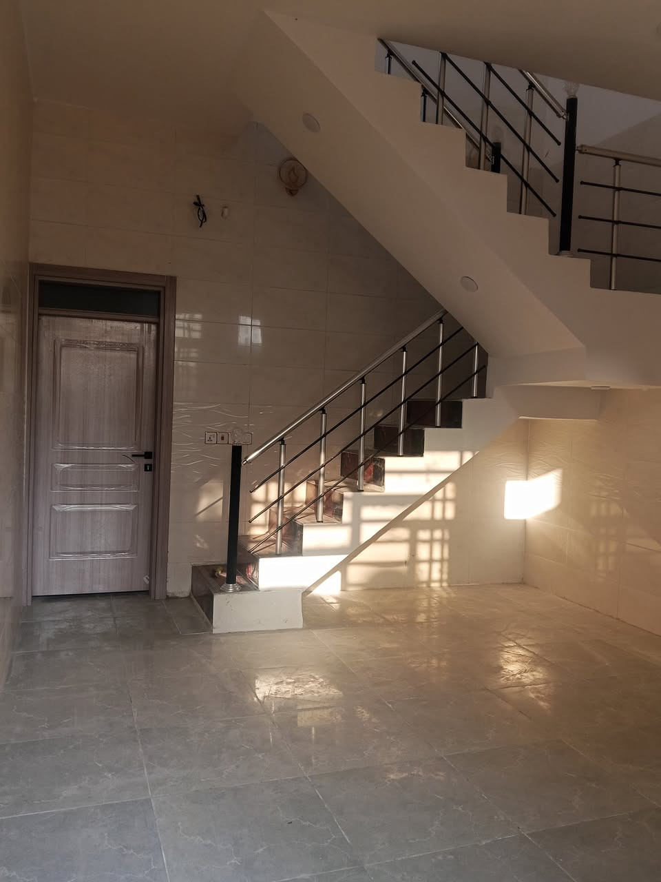 السلام عليكم دار للبيع في كربلاء المقدسه منطقة الشبانات شارع الشهيد اثير الزاملي  50طابق ونص يحتوي على غرفتين نوم سويت مع مطبخ مشترك وصاله وصحيات خارجيه ساحه ومنور  الدار يصلح حسينيه الزوار أو سكن 
خدمات ماء مجاري كهرباء *********** عقد زراعي
