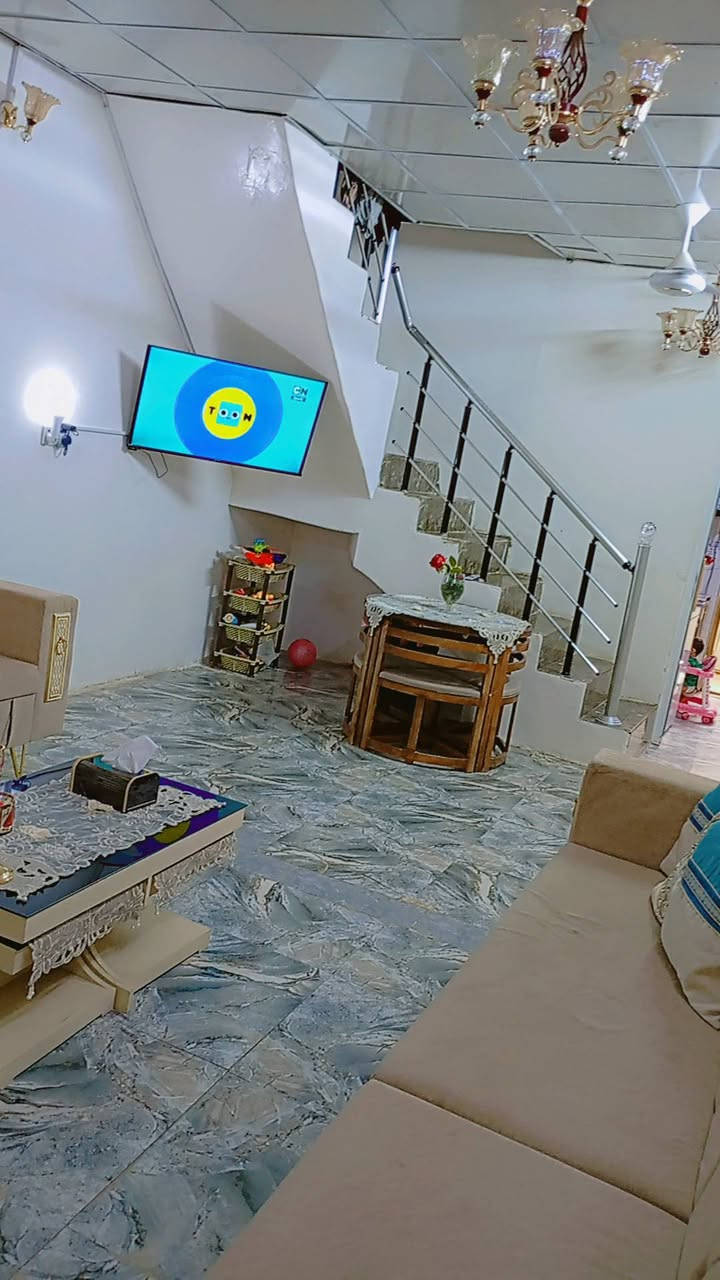 السلام عليكم
دار. للبيع  مساحة ٥٠ متر طابق ونص سند ٢٥ طابو زراعي 
الطابق الارضي صب كونكريت وكله سقوف ثانويه يحتوي على طرمة ومطبخ وصاله ٦× ٤ ومنور وصحيات ومخزن صغير بالمنور 
الطابق الثاني صب كونكريت يحتوي على غرفة نوم ٤×٤ وملحق وحمام وسطح 

العنوان / كربلاء حي الكرار مقابل حي الإمام علي (ع) مقابل مستشفى الكفيل قريب من طريق الزوار كافة الخدمات متوفره 
علماً أن الكاونتر وغرفة نوم والثريات يبقن للمشتري 
للاستفسار الاتصال على الرقم ***********
