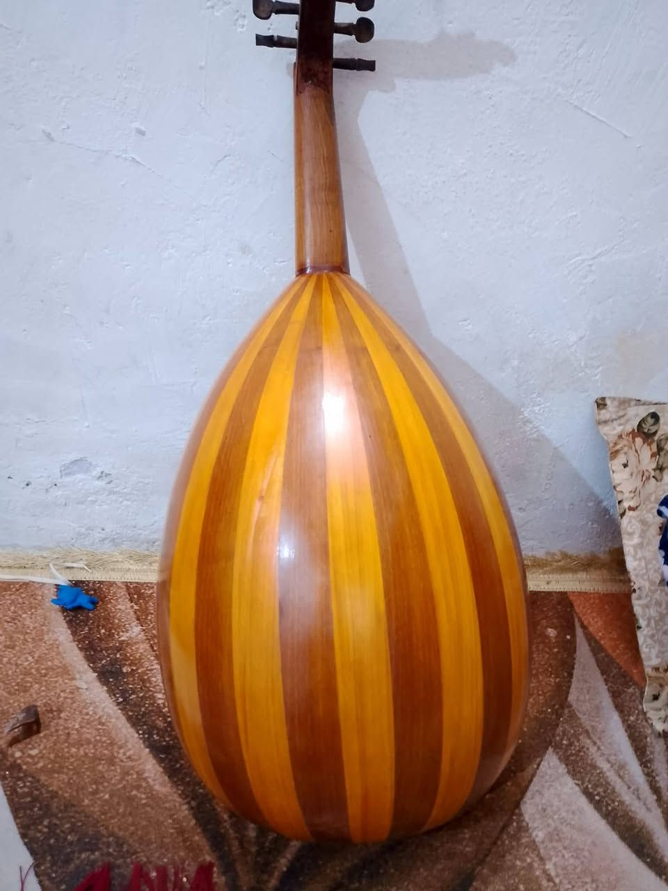 سلام عليكم عود من صناعه الاصطه علاء خليفه العود قديم الوجه من خشب الجام ولضهر من الجوز وزان صوته جدا جميل بس بي ضرر بل انف كسر ماياثر كما واضح بل صوره الي رايده يتصل على هاذه الرقم *********** سعر ٢٠٠ الف
