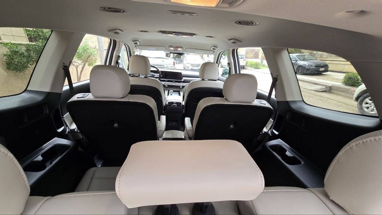 KIA Tolride.   (كيا تولرايد) 
2023 
عداد:  59.000 (KM) 
وارد امريكي 
محرك: 6 سلندر              3600    

مواصفات:  
كامره خلفيه
 حساسات اماميه وخلفيه 
وضعيات قياده ( SPORT. ECO. SNOW. SMART. Normal) 
تحديد مسار 
توقف ذاتي 
AUTO HOLD 
شاشه متصله  
تشغيل عن بعد 
مقاعد خلفيه منفصله (VIP) 
AWD (دفع رباعي مستمر) 
ضرر:
كما موضح في السونار 

السعر:  285 وبي مجال بسيط 
مكان السياره: بغداد الرصافه 
للتصال: ***********
