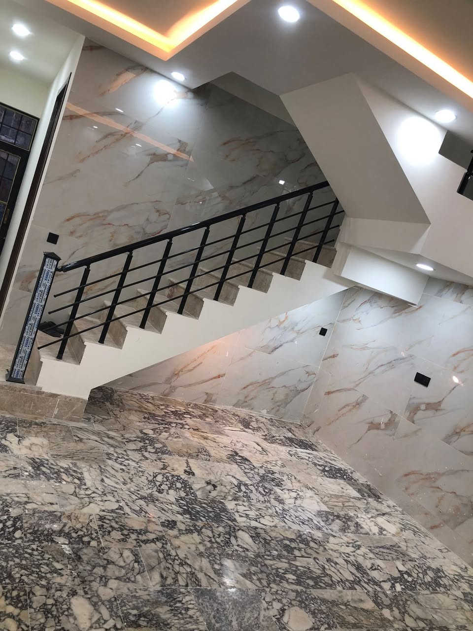 السلام عليكم
يستمر مكتب الشرع للوساطة العقارية بتقديم افضل العروض المناسبة الى الزبائن الكرام 

دار مساحة 100م واجهة 5م نزال20 جديد بناء 2026 غير مسكون بناء درجة اولى مدخلين يحتوي على (3) غرف نوم صالة حولي مطبخ حار بارد خدمات خارجية وداخلية 

    

  للاستفسار — ؛.   

*********** 

***********.    مصطفى الشرع

       

 ~~~~~~~~~~~~~~~~~~~~~~~~~~~~~~~ 

مكتب الشرع للوساطة العقارية

حي اور قرب النادي العربي مقابل جامع الرسول الاعظم

  #الجميع
