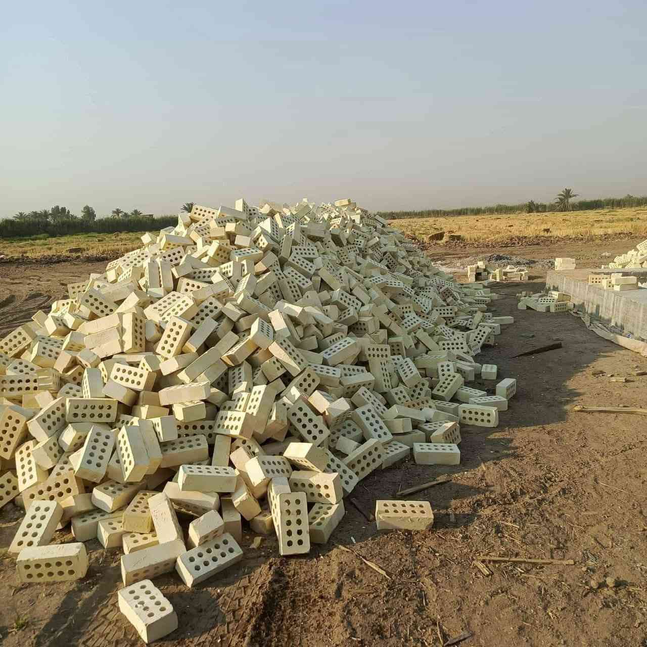 السلام عليكم طابوق مجمع النهروان بغداد وجميع المحافظات بأسعار مناسبه حسب المكلاب طابوق درجة أولى قليل خالي من الاملاح 4000وزيادة 300 طابوكة شرط المكلاب الاتصال على الأرقام ***********/***********0
