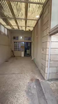 دار مستقل للايجار في حي الجامعة المساحة ١٠٥ متر يحتوي على كراج وغرفتين...