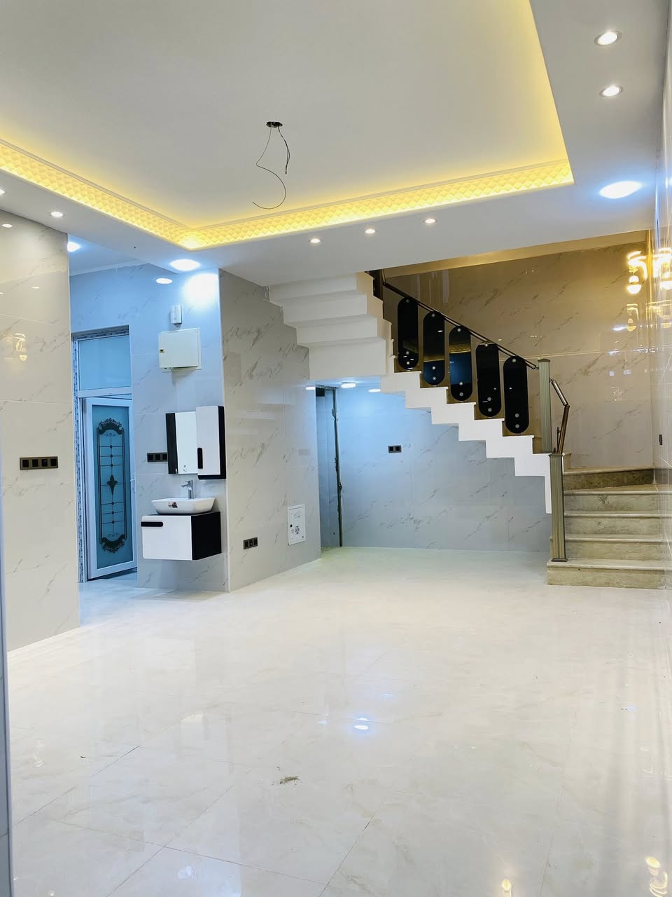 ،،بسم الله الرحمن الرحيم ،،
              🪬.         
مشتمل مربع على شارع 15 
(بجانب الركن )
منطقة الخاجية خلف أفران العراق 
المساحة  100 متر
10*10
المنطقة فول خدمات 
ماء مجاري كهرباء التبليط حاليا جاي يشتغلون بي 

طابقين 
الطابق الأول غرفة نوم مطبخ حار بارد صالة كبيرة 
 استقبال 
منور داخلي صحيات داخلية وخارجية
الطابق الثاني غرفتين نوم
صالة 
و صحيات 
جميع بورسلين جدران البيت اللواح 60*120 نوع هندي
بايات الدرج مرمر 3سم
محجر المنيوم زجاج مقسى 
 المشتملات مؤسسة سبالت 
كاميرات 📷 
إنترنت 🛜 
الإسلاك الكهربائية نوع فنار السعودي ومواد الماء التركي نوع بلسا والمجاري ألماني 
  شغل درجة اولى بمعنى الكلمة مواد الماء والمجاري والكهرباء درجة اولى مع الضمان
أبواب خارجية قاصة تركي 
ابواب داخلية تركي ارتفاع 240سم 
 شبابيك ألمنيوم سلايت جام 10ملم 

الواجهه لبخ وسقل باستخدام اصباغ الجوتن العالمية ضد الرطوبة ضد التعفن الألوان ثابتة مع التطعيم بالفوم التركي 
 للاستفسار 
***********
***********
مكتب الحر للعقار 
الخاجية قرب أفران العراق
