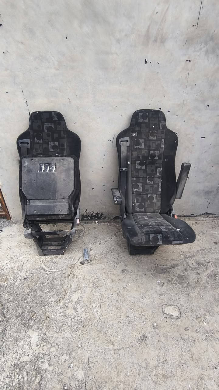 السلام عليكم سواقنا سواق الباصات متوفر زوج كشنات يرهم كشن مساعد نوع (الفينيه) او ( 404/403)
كشنات جدد ممستعملات شرط النظافه تجي وتشوف بعينك سعر التك الواحد 175 التواصل عبر الرقم (***********) واتس اب هم موجود 
خاص موجود
