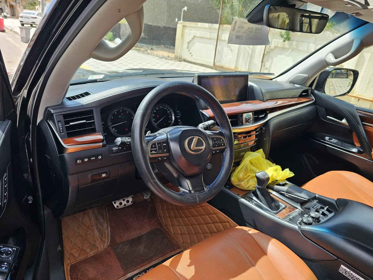 السلام عليكم للبيع لكزس 2018 LX570  بريم مكفوله كامل مواصفات ماشيه 90 الف للستفسار الاتصال ***********
