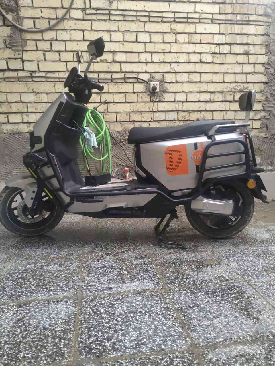 السلام عليكم ورحمه الله دراجه ريان شحن وحش الكون ست بطاريات كبار سرعه 85 ثلاث نمر سالها ثلاثه اشهر من نازله من المعرض وبيها ضمان شركه  بيها بصمات اثنين نظيفه جدا المكان الزعفرانيه السعر مليون وبيها مجال قليل الاتصال على الرقم ***********
