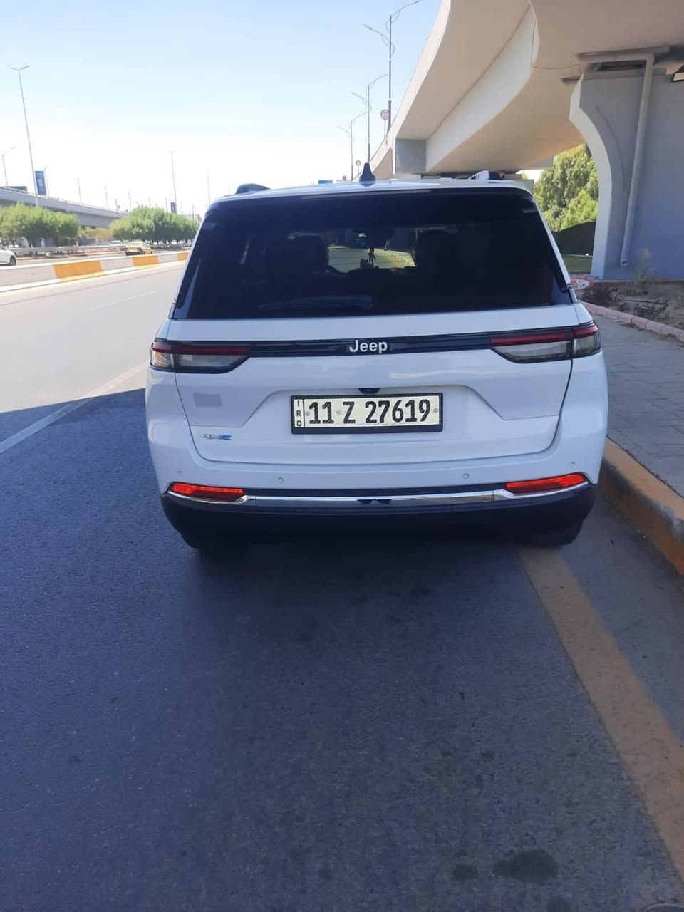 السلام عليكم إخوان
للبيع 
Jeep Grand Cherokee 4xe 
موديل 2024 
وارد امريكي 
📋 المواصفات:
✅ الموديل: 2024
✅ الفئة: Grand Cherokee 4xe Plug-in Hybrid
✅ نظام الدفع: رباعي (4×4)
✅ ناقل الحركة: أوتوماتيك
✅ اللون: أبيض لؤلؤي
⭐ أبرز المميزات:
✔️ محرك هايبرد قابل للشحن يجمع بين القوة والاقتصاد بالوقود.
✔️ شاشة عدادات رقمية بالكامل.
✔️ شاشة معلومات وترفيه كبيرة تدعم Apple CarPlay وAndroid Auto.
✔️ دخول وتشغيل ذكي (Smart Key).
✔️ كاميرا خلفية مع حساسات أمامية وخلفية.
✔️ مثبت سرعة وأنظمة قيادة حديثة.
✔️ مكيف أوتوماتيك ثنائي المناطق.
✔️ مقاعد جلد فاخرة ومريحة.
✔️ عدة أوضاع للقيادة تناسب مختلف الطرق.
✔️ أنظمة أمان متطورة تشمل ABS وESC ووسائد هوائية متعددة ومراقبة ضغط الإطارات.
🔹 تصميم أمريكي فاخر وعصري.
🔹 أداء قوي مع راحة عالية في القيادة.
🔹 استهلاك وقود اقتصادي بفضل تقنية الهايبرد.
🔹 جاهزة للفحص بأي مركز معتمد.
💰 السعر: 31.500$ قابل للتفاوض بشيئ بسيط والشراي يشلع عيوني 
📞 للتواصل:‭***********‬
مراسله واتساب 
العنوان : بغداد الكاظمية
