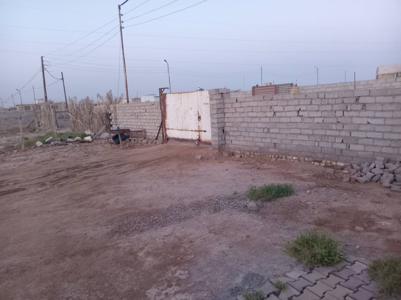 قطعه مساحتها ١٢٥٠ متر مربع تحتوي على غرفه نوم ومطبخ مع حمامات الموقع الحمزه الشرجي قرب معمل اللايلون التواصل على الرقم ***********
