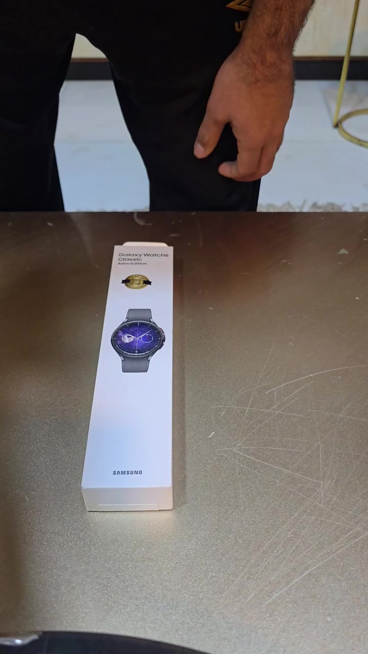السلام عليكم هذه هي ساعة Samsung Galaxy Watch6 Classic Astro Edition، وهي أول إصدار محدود من ساعات Galaxy مخصص لمنطقة الشرق الأوسط وشمال إفريقيا.
مميزات الإصدار الفلكي (Astro Edition)
تم تصميم هذه الساعة تكريماً للإرث العلمي للمنطقة في مجالات الفلك والرياضيات وقياس الوقت، وتتميز بخصائص فريدة تشمل:
تصميم مستوحى من الإسطرلاب: يجسد وجه الساعة الروح المركزية لآلة "الإسطرلاب" التاريخية، مع إطار أسود دوار بقطر 47 ملم.
ميزات فلكية حصرية: تتضمن الساعة تعقيدات برمجية تتيح تتبع حركة الشمس والقمر مباشرة من وجه الساعة، مما يعكس الرحلة اليومية للأجرام السماوية.
البوصلة العصرية: تظهر البوصلة على وجه الساعة كإشارة إلى أدوات الاستكشاف القديمة. 
المواصفات التقنية
الشاشة: شاشة Super AMOLED كبيرة محمية بـ زجاج الكريستال الياقوتي المقاوم للخدش.
الأداء: ذاكرة وصول عشوائي (RAM) بسعة 2 جيجابايت، ومساحة تخزين داخلية تصل إلى 32 جيجابايت.
المميزات الصحية: تتبع دقيق للنوم، مراقبة معدل ضربات القلب، وقياس مستوى الأكسجين في الدم. 
السلام عليكم


**إذا كنت صاحب هذا الإعلان وتريد حذفه لأي سبب، رجاءا أرسل رسالة إلى الدعم الفني**
