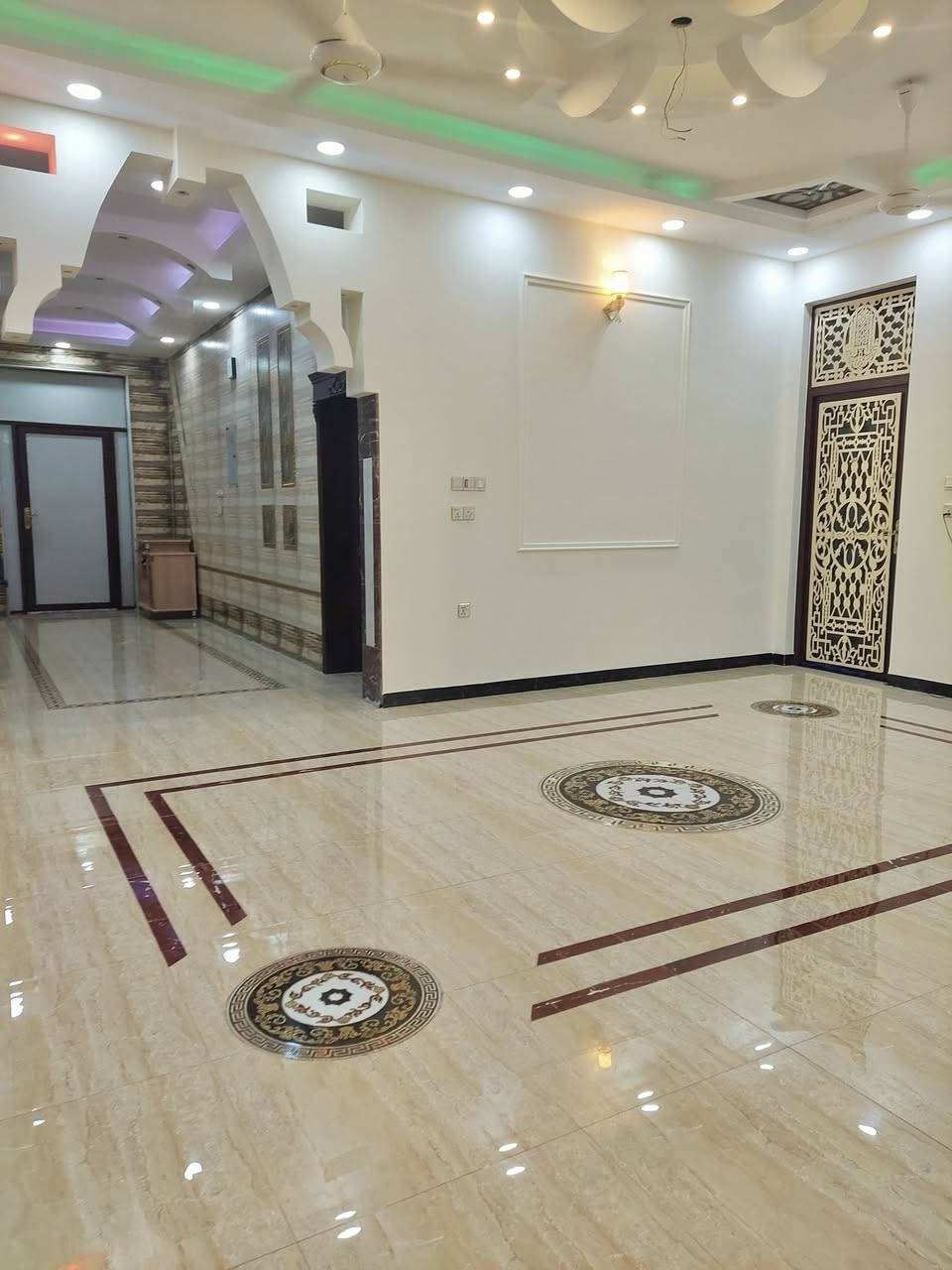 🔴🔴
(بيت للبيع 750 متر بناء حديث درجة اولى بسعر مناسب) 

الموقع: خلف جامعة الإمام الصادق عليه السلام الأهلية.

المساحة: 750 متر زراعي إقرار محكمة.

تفاصيل العقار:  
طابق واحد ونص بناء حديث فول مواصفات بناء درجة اولى مساحة البناء 360 متر يحتوي على 3 غرف نوم 
2 بالطابق الاول و غرفه واحده كبيرة بالطابق الثاني وصالة عدد 2 وبراني ومطبخ ومجمع صحيات عدد 2 
وكراج للسياره كبير جداً  .

السعر: 210 مليون مع المجال. 

للأستفسار أكثر مراسلتنا ع الخاص او رقم الواتساب( *********** )
