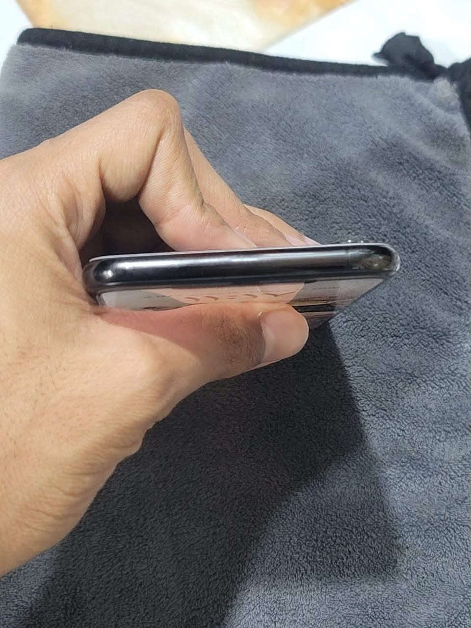 ايفون x ماكس 
شرق اوسط
بطاريه 79
فيس ايدي شغال
ذاكره 256
اخذته قبل يومين 
وشتريت غير جهاز ورد ابيعه
بي فقط ملاحظه ظهر مفطور ومغلف مبين بصوره 
سعره 250 اخذته 
‭ ‭***********‬
