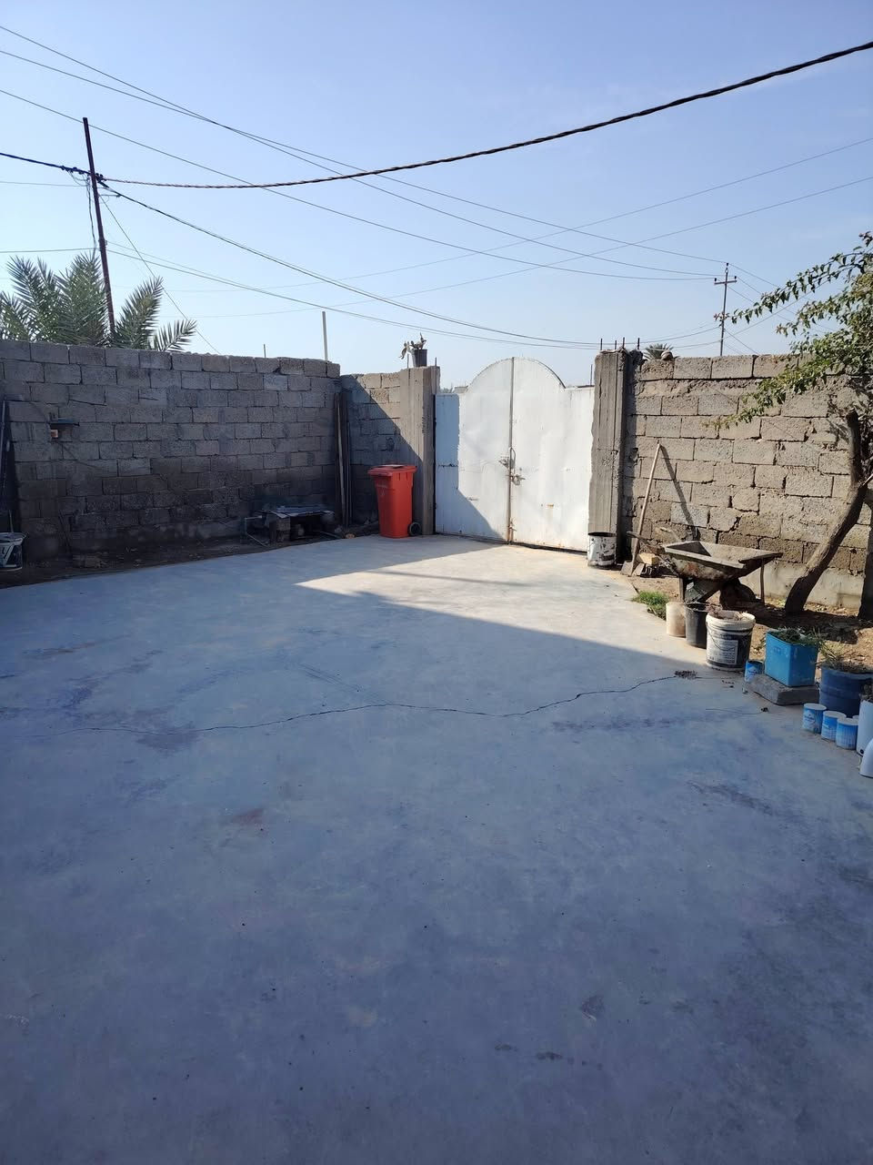 دار للبيع حي الجهاد طريق المطار نزلت بيت ابو سلام مجاور بيت العقيد ابو مصطفى خدمات ماء كهرباء مجاري السعر ١٠٠مليون وبي مجال يحتوي على غرفتين وصاله ومطبخ واستقبال صحيات خارجيه بناء رفت المساحه ٥٠٠م الاتصال على الرقم ***********
