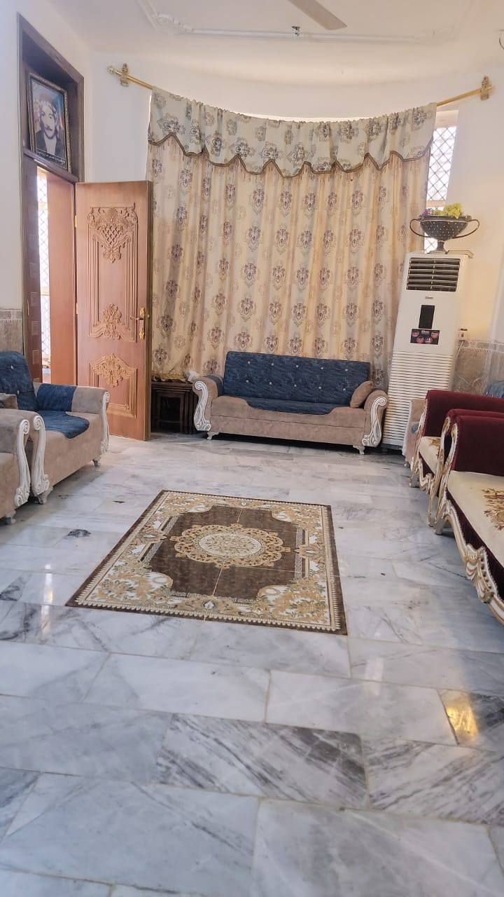 السلام عليكم بيت للبيع المساحه 200م طابو زراعي سند 25 متوفره كافة الخدمات يحتوي على اربع غرف نظام سويت وصاله وأستقبال ومطبخ وصحيات داخليه وخارجيه وطارمه بناء حديث العنوان كربلاء طويريج على السنيه مباشرتآ على الشارع التبيلط خلف حي الكردي السعر اتصال 
***********
***********
