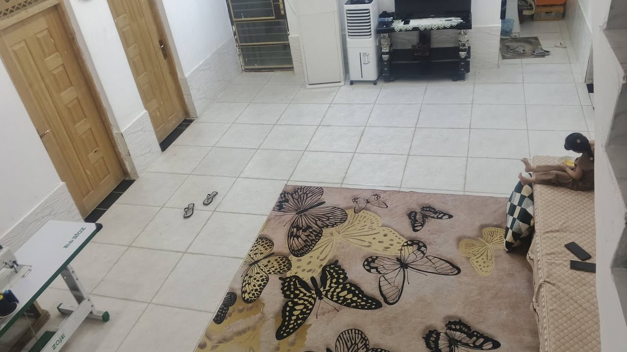 بيت للبيع بالحكيم نزلت كاله 200 متر يحتوي على استقبال صاله غرفتين مطبخ صحيات داخليه وخارجيه كراج وحديقه الشارع المشجر للسفسار  ***********
