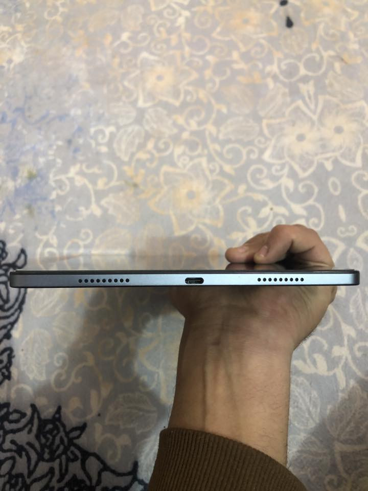 هونر باد X8a 

- *الشاشة*: 11 انج  ومعدل تحديث 90 هرتز
- *المعالج*: Snapdragon 680 ثماني النواة 
- *الرام*: 4 جيجا رام 
- *التخزين*: 128 جيجابايت
- *البطارية*: 8300 مللي أمبير
- *الكاميرا*: خلفية 5 ميجابكسل، أمامية 5 ميجابكسل
- *نظام التشغيل*: Android 14 مع واجهة MagicOS 8
- *الصوت*: 4 سماعات ستريو
-*المحلقات:شاحنه حافظة دفتريه كاروتنه دبوس 📌 SD
السعر:.200 وبيه مجال قليل


**إذا كنت صاحب هذا الإعلان وتريد حذفه لأي سبب، رجاءا أرسل رسالة إلى الدعم الفني**