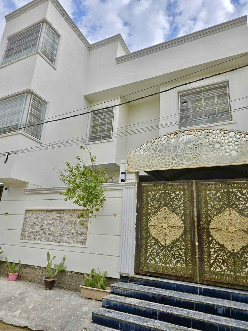 #إعلان_رقم (231)

 ╔═══ 🏠 للبيع دار حديث 🏠 ═══╗
📍 الموقع : حي الحسين / قطاع 9

 #المساحة الكلية : 200 متر

🔹 #مواصفات العقار :
▪️ نظام بيت مستقل + شقتين منعزلات
▪️ مدخل خارجي مستقل للشقق مع درج      منفصل

▪️ البناء حديث مرتب
▪️ توزيع ممتاز للمساحات
▪️ مناسب للعوائل أو للاستثمار والإيجار

الصور توضح جمال البناء وحداثة التصميم

📍 موقع هادئ ومناسب للسكن

━━━━━━━━━━━━━━━

📞 للحجز والاستفسار:
مراسلة الصفحة أو الاتصال مباشرة 👇

╭──────────────╮
📞 0782 777 9516
👤 سيد ولاء
╰──────────────╯

╭──────────────╮
📞 0781 160 0131
👤 أبو حسين
╰──────────────╯

📍 العراق | السماوة
حي العسكري — قرب جامع الإمام علي (ع)

━━━━━━━━━━━━━━━
🏢 #الخارطة_للاستثمار_العقاري
🔑 بيع • شراء • استثمار • خدمات عقارية
━━━━━━━━━━━━━━━
