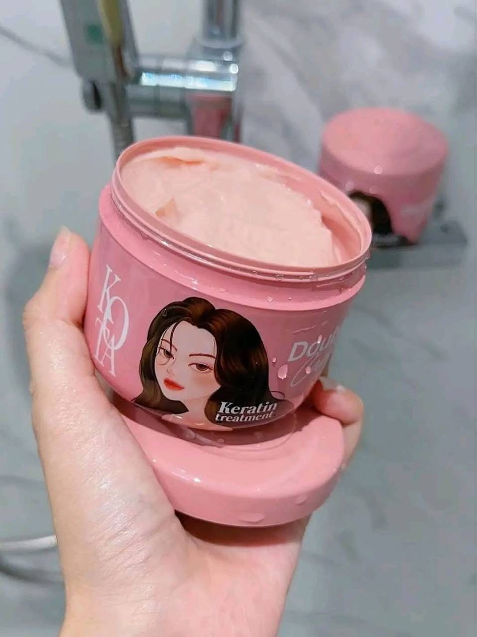 السحر الكوري المزدوج لشعر ناعم كالحرير! 🇰🇷 غسلة وحدة وتختفي النفشة ✨
وفرنا لكم قناع كوتا (Kota Hair Treatment Mask) الأصلي 💯 الحل الأمثل والنهائي المستورد مباشرةً من كوريا لعلاج وجفاف وتلف الشعر.
🌟 أبرز الفوائد والمميزات:
▪️ تغذية وإصلاح فوري: يعيد الحياة للشعر التالف، المتقصف، والمجهد من الصبغ والمواد الكيميائية.
▪️ نعومة ولمعان سحري: يضيع النفشة تماماً من أول استخدام ويجعل الشعر ناعم وسرح مثل الحرير.
▪️ تركيبة ملكية 🧬: غني بالكيراتين، البيوتين، والببتيد النحاسي لتقوية البصيلات وحماية الأطراف من التقصف.
▪️ يعطي الشعر حيوية، كثافة، ومظهر صحي وجذاب يجنن طوال اليوم 💖.


**إذا كنت صاحب هذا الإعلان وتريد حذفه لأي سبب، رجاءا أرسل رسالة إلى الدعم الفني**