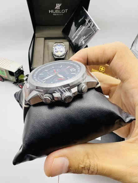 للبيع ساعة BOSS Hugo Boss NOMAD GMT الأصلية السعر مناسب. جدا 

🔹 الموديل: Hugo Boss Nomad GMT
🔹 الحالة: جديدة - بالعلبة الأصلية والكتيبات
🔹 المميزات:
 • تصميم أنيق وعصري من ماركة BOSS الشهيرة
 • عرض توقيت عالمي مع مدن متعددة (World Time)
 • كرونوغراف مزدوج مع عدادين 24 ساعة
 • مقاومة للماء حتى 20 بار (200 متر)
 • سوار جلد بني فاخر وخياطة أنيقة
 • هيكل ستانلس ستيل قوي بلون معدني أنيق
 • نافذة لعرض التاريخ
 • زجاج مقاوم للخدش

📦 العلبة الأصلية والكتيب مرفقين

✅ مناسبة جداً لمحبي السفر أو كهدية راقية
✅ جودة ألمانية مع تصميم عصري مميز
📍

📞 للتواصل والاستفسار: (***********
او راسل الصفحه
