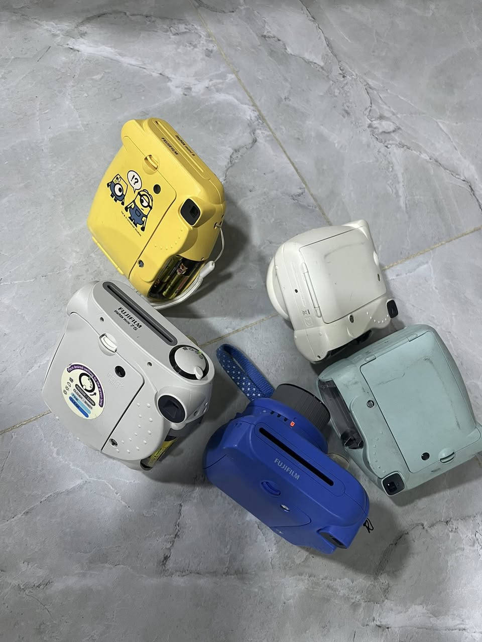 مجموعه كاميرات فوريه
الصفرا شغاله بس نقصها قبق باتري 
البقيه نقص قبق باتري  الزكه والبيضه الشكلها غريب
البقيه بيهم نقوصات مثل ما تشوفون 
يطبعن صور ما اعرف  ممكن بيهن مشاكل بسيطه او يفيدن قطع غيار 
بس الصفرا شغاله وتطبع لان جان جاي وياها فلم بطنها 
انطوني بيهم سعر


**إذا كنت صاحب هذا الإعلان وتريد حذفه لأي سبب، رجاءا أرسل رسالة إلى الدعم الفني**