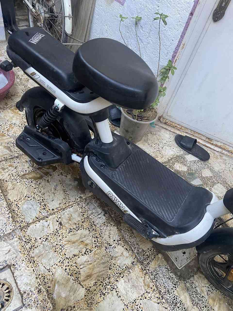 السلام عليكم شباب من رخصه الادمن المحترمين 
دراجه ريان للبيع 
حجم 14 
استعمال قليل 
كلشي شغال 
ملف 500
اشاير شغال كهربائيات كلها شغاله 
بيها نضام الp
تمشي 40 حقيقي 
للتواصل *********** 
مكاني بغداد 
السعر 250 وبيه مجال للطيبين
