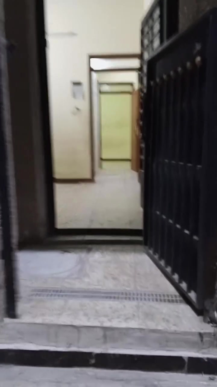 السلام عليكم أخواني وأخواتي شقة للإيجار سنتر بغداد الجديدة خلف ثانوية الخليج العربي  ومحطة الطاقة ومجاور أبو عادل أبو الأنشائية ط أرضي مستقلة بابها بوحد طرمة وأستقبال ومطبخ وحمام مشترك وغرفة 1 تحتوي على سنك كاونتر وسخان وخزان ماء وخط سحب وخط نت وخط ستلايت مساحة الشقة 60م لعائلة صغيرة ودائمة لسكن الإيجار 400 مع جباية الماء والكهرباء وخدمات العمارة العمارة مجهزة بالكامرات المراقبة والأدامة الأسبوعية 
***********
