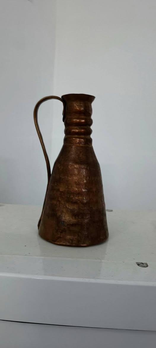 مساكم الله بالخير والبركه 🇮🇶🕊️🇮🇶 أسفين على الانقطاع بسبب الحاله المرضيه اخوتي  نعرض عليكم ....مشربه بغداديه قديمه قياس 17سنتم نظافه تامه للاستفسار خاص او الاتصال على الرقم التالي ***********اخوكم كرار الشيخ
