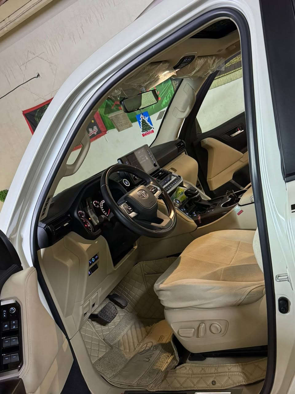 سلام عليكم لاندكروز موديل 2024 GXR لمتد ضمان شركه ساز  السياره مغلفه PPF ماشيه 11 الف على وضع الشركه كفاله عامه من اي ملاحظه مكان السياره بغداد للستفسار *********** السعر 74000$
