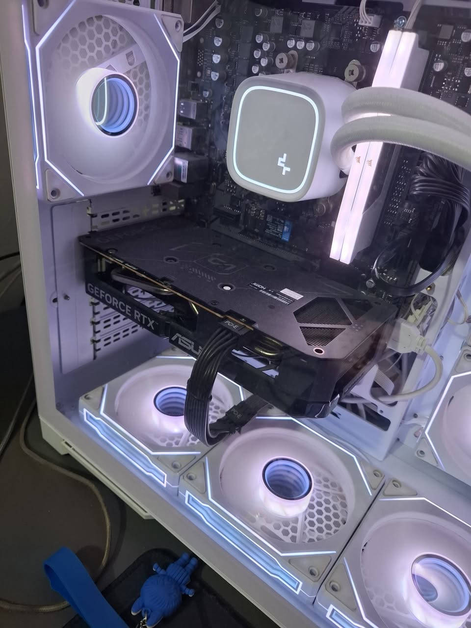 السلام عليكم
عند كارت شاشه 5060 asus dual g8 مستخدم تقربيااا 6 اشهر اخو الجديد 500 الف وبي مجال  الاستفسار على هذا الرقم ***********
