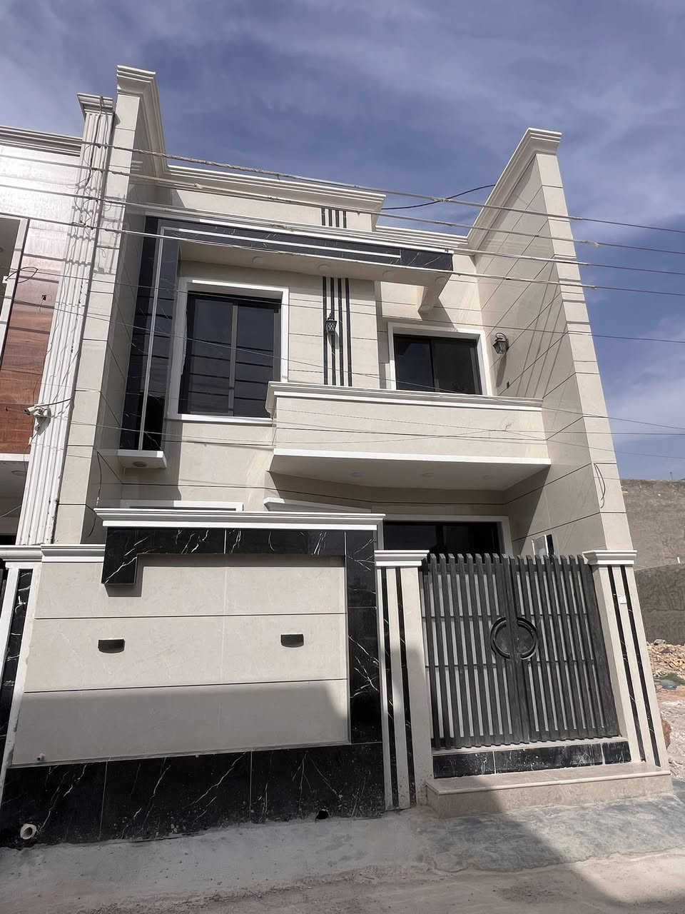 بسم الله ماشاءالله
🏠#دار_للبيع   100متر واجهيه 6،25متر نزال 16متر
  طابقين   بناء حديث وتصميم متكامل ✨️

يحتوي البيت. ع[3غرف نوم -استقبال -صحيات عدد 2- صالة- ومطبخ] البيت شغل درجة اولى 

مع الخدمات[ماي-كهرباء-تبليط]✨️

🔴ملاحضه البيت جاهز للسكن 🔑

⬅️نوع العقار  طابو زراعي سند 25 اقرار محكمه 

⬅️العنوان #بغداد_الدوره_البوعيثه   
       مجمع الحليم 
🔴للاستفسار  خاص او الاتصال ع  الرقم 
☎️***********
