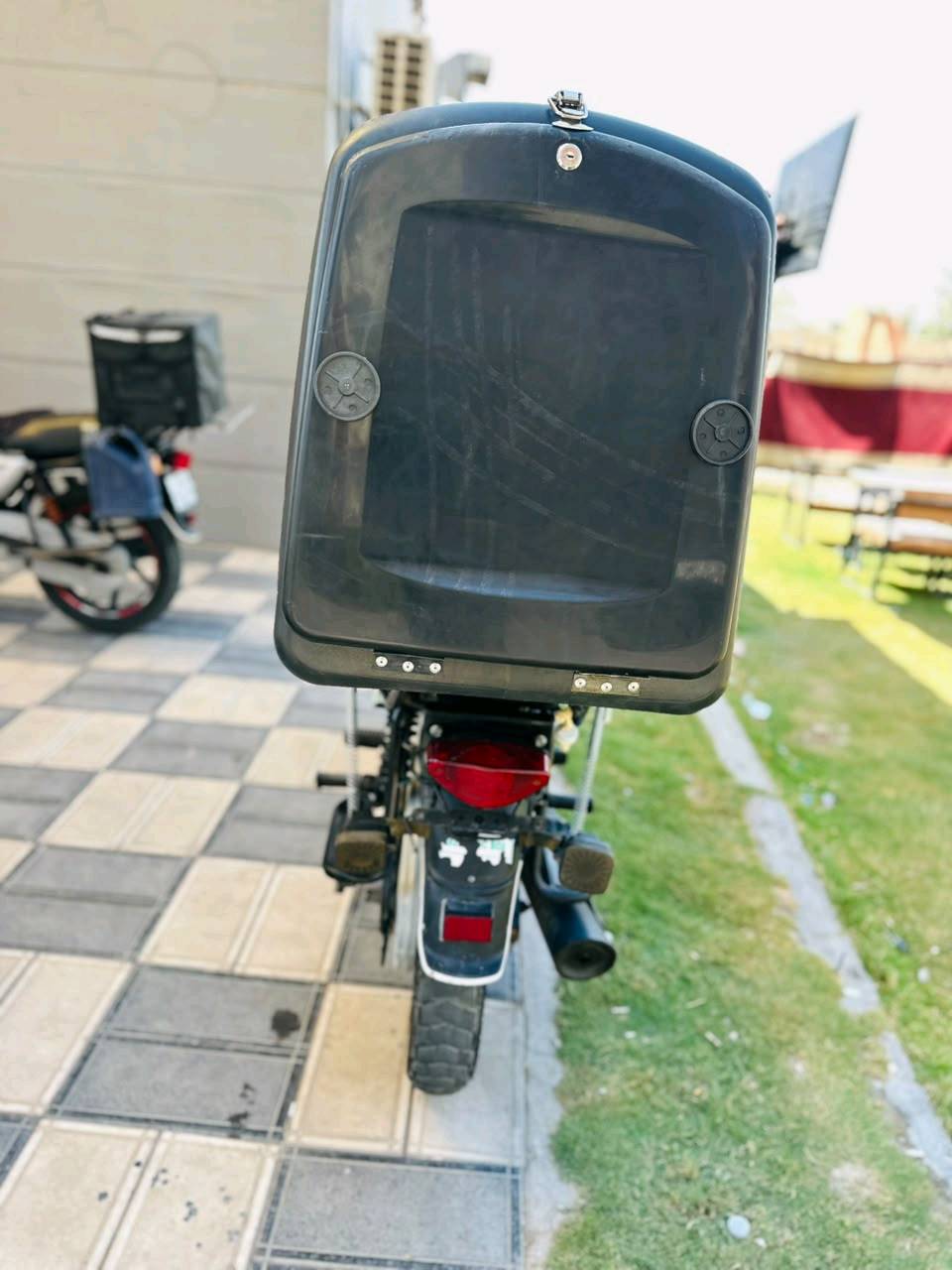 سلام عليكم بوكسر جبلي موديل 23 محرك نضيف شلعة قوية 
اوراق مزاد تكدر اطلع اوراقها نضافتها 95% السعر مليون قفل مكان بغداد
الرقم ***********