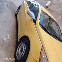 سيارة هونداي باللون الأصفر بحالة جيدة، مع تصميم داخلي مشدود. مناسبة لل...