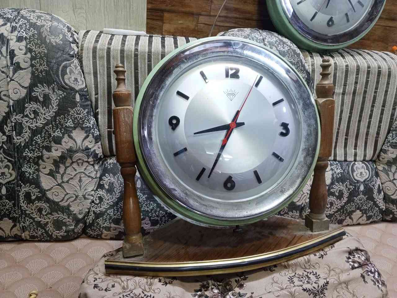 غراض للبيع جدا قديمه اثريه ساعات تشتغل على الكهرباء وشمعدانات نحاسيه والباقي واضح الرقم ***********
