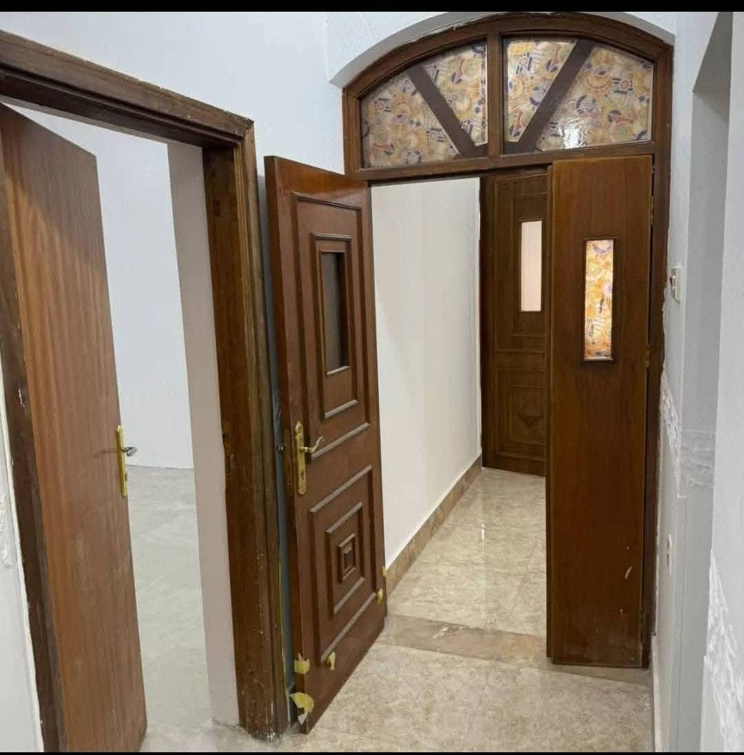 دار ايجار ب600 طابقين مساحة 250متر موقعا الخربطلية يحتوي على 5غرف منام صاله وستقبال اوصحيات اوكراج اوحديقة البيت كلش مرتب 12 اونص للاستفسار ***********
