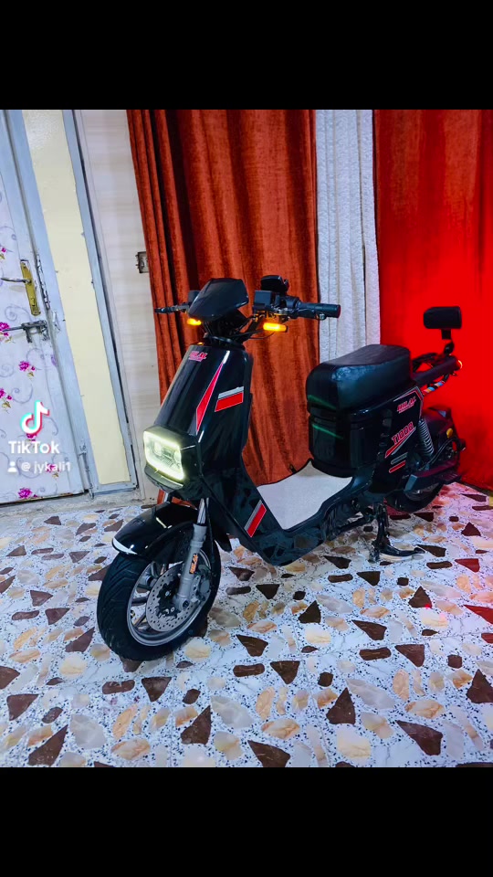 سلام عليكم عني دراجه شحن                                                             اربع سرع  خمسه بطاريات دبل.                                                            دراجه نضيف  سعر خاص.                                                     الرقم ***********
