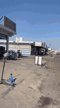 بصره حمدان
السلام عليكم المحل  للبيع يتواجد بباب الصناعيه  الجديده كلش بالمدخل مساحته خمسين متر مربع  يحتوي باب كهربائي  يعني بلسويج تقفل تفتح ترفع الباب تنزله للباب  زجاج باب ثاني تبريد جدرانه مصبوغه ابيض كهربائياته جاهزه والنثر من جوه جاهز يعني تعال واكعد  التواصل على الواتس ***********
